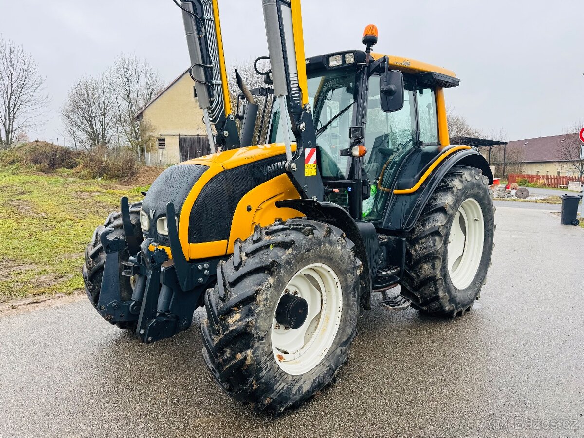 Valtra n111. Hi-tech s nakladačem INTER-TECH