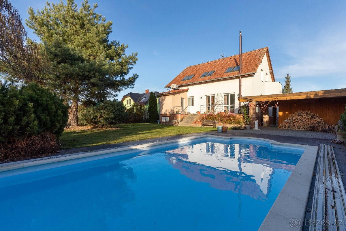 Prodej rodinného domu 270 m², pozemek 1000 m², Komárov