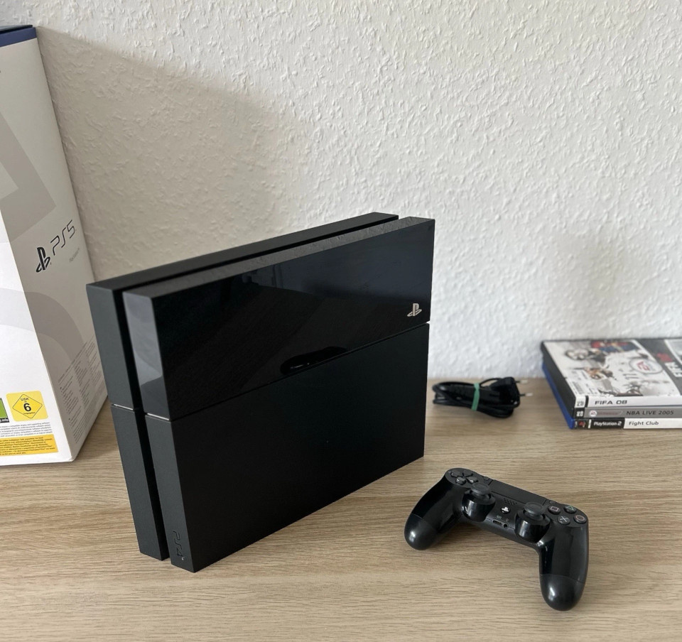 PS4 500GB, originální ovladač, kabely