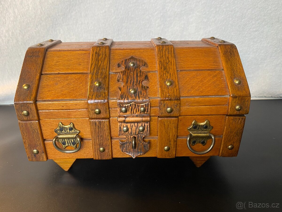 Dekorativní dřevěná truhlička – šperkovnice / úschova drobno