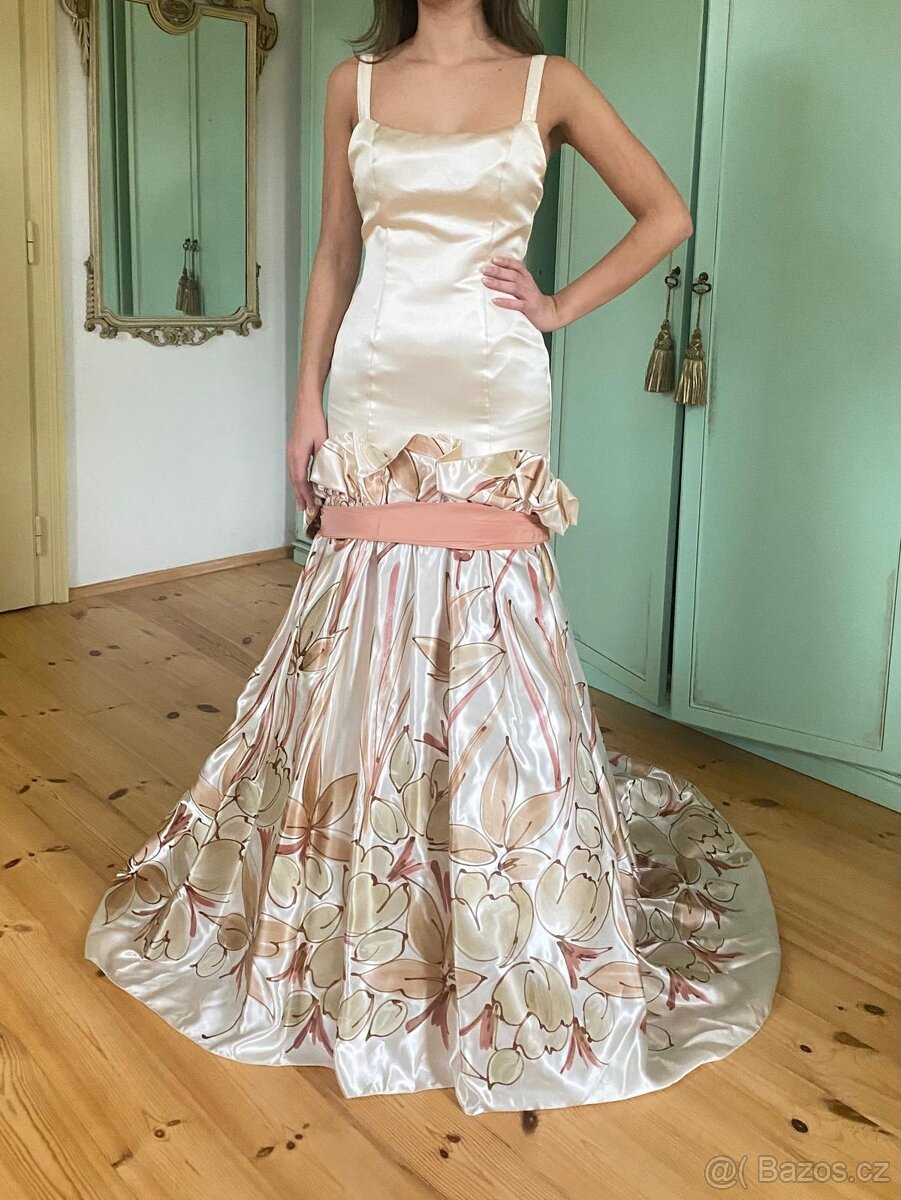 Nádherné luxusní nové hedvábní plesové šaty vyrobené v Itáli