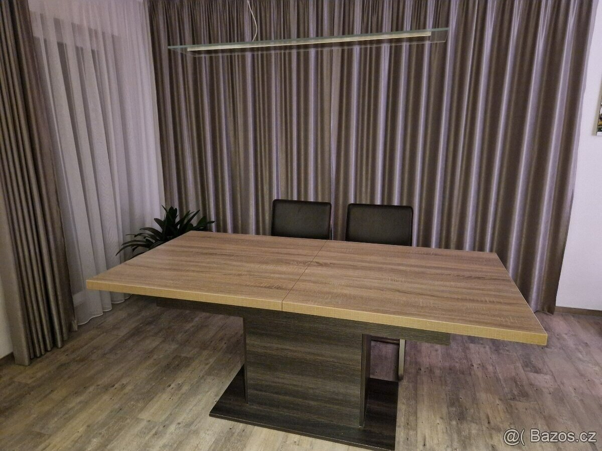 Rozkládací jídelní stůl (až 280cm)