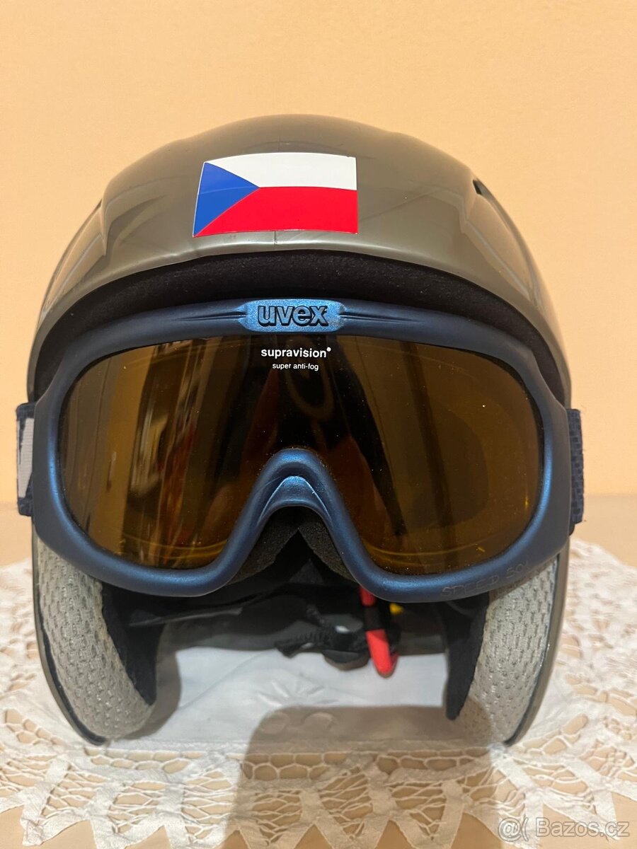 prodám lyžařskou přilbu a lyžáky