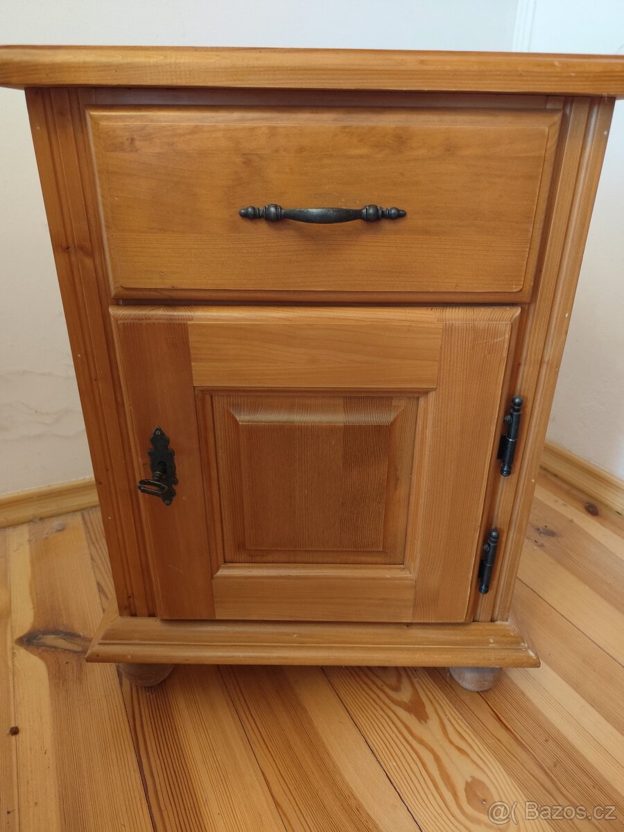 Starožitné noční stolky