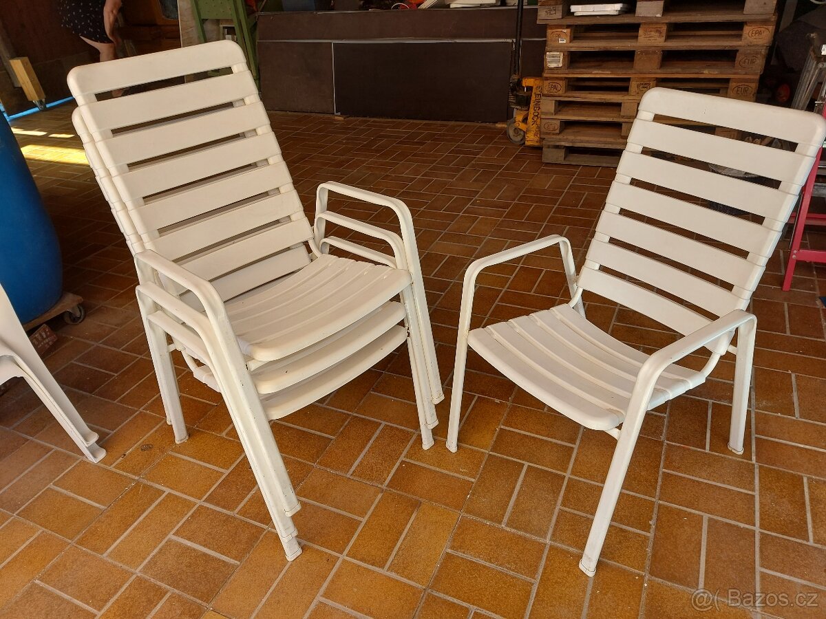 Plastové židle