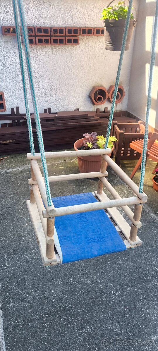 Dětská dřevěná houpačka