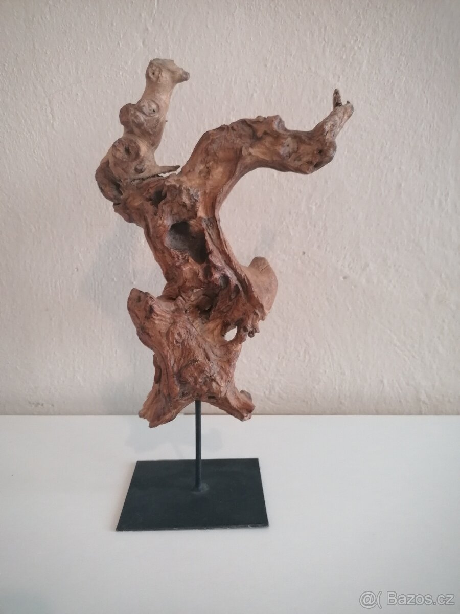 Teakové dřevo na kovovém stojánku