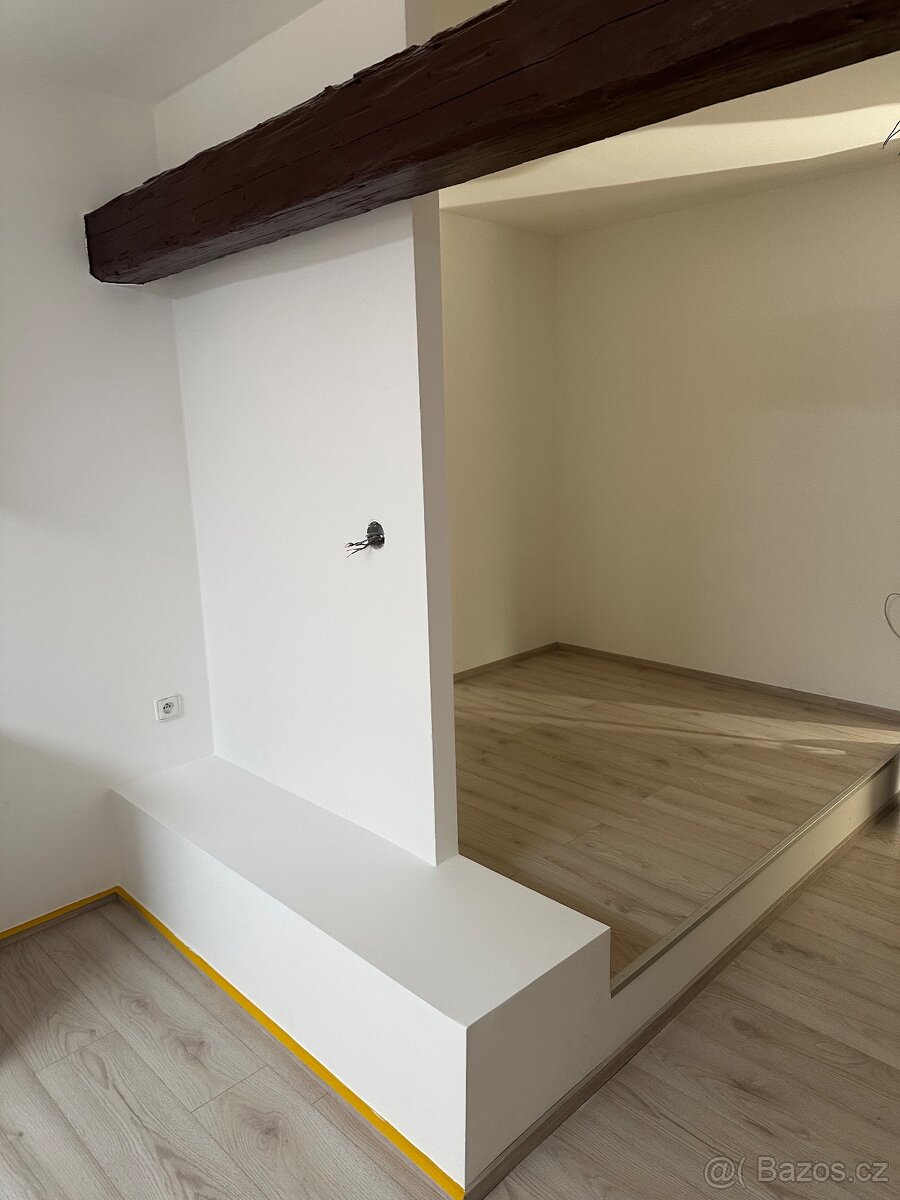 NOVĚ ZREKONSTRUOVANÝ PODKROVNÍ BYT 3+KK NA NÁMĚSTÍ VE CHVALŠ
