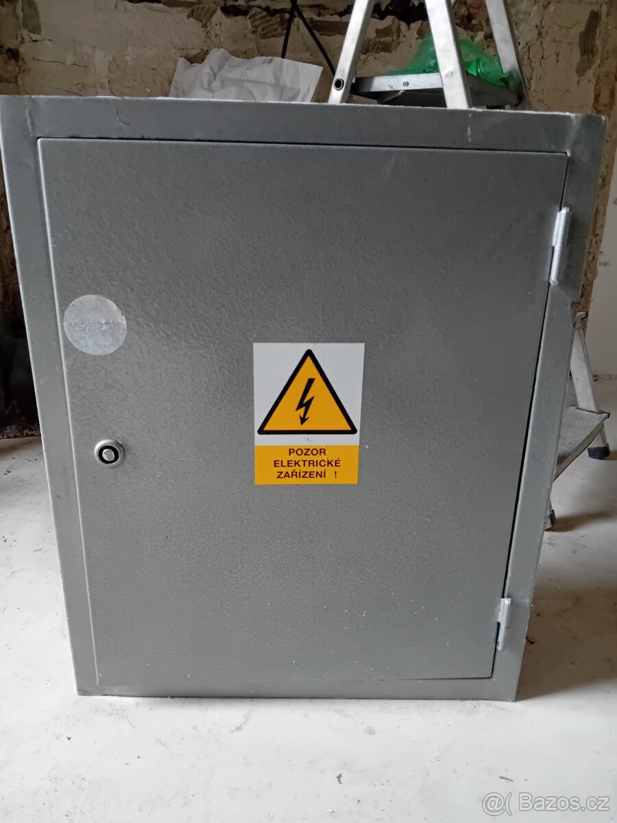 Prodám starší elektroměrovou skříň