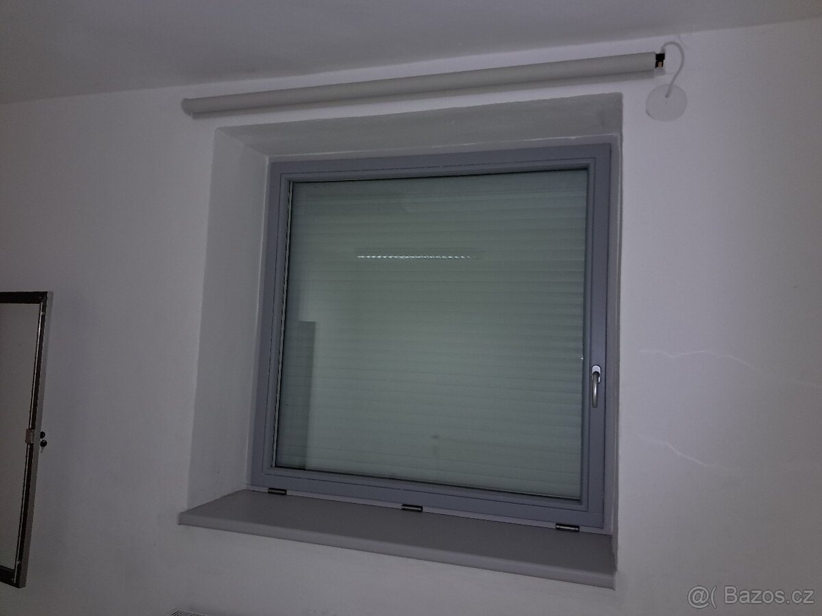 Dřevěná okna s roletami