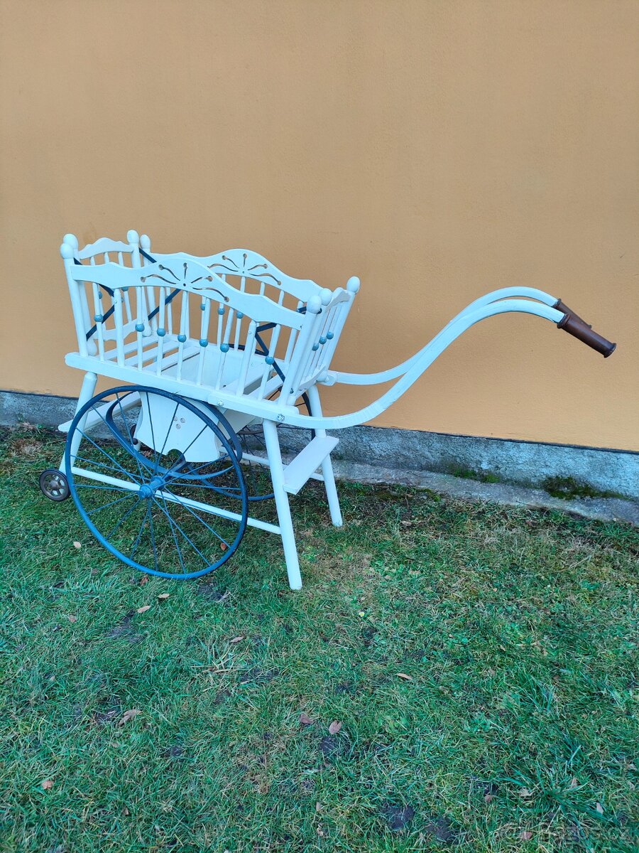 Starožitná kárka pro dvojčata
