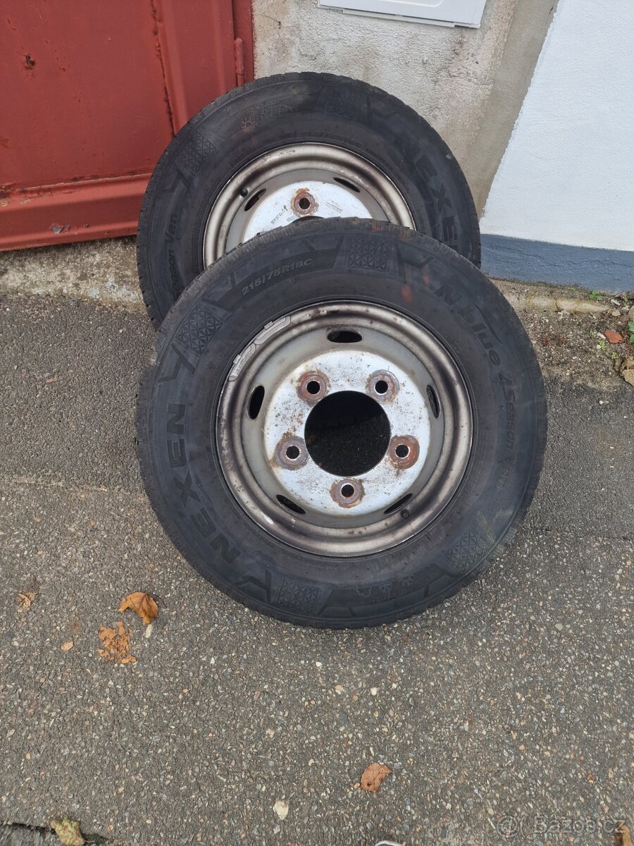 Renault Mascott , dvě kola s pneu 215/75R16C