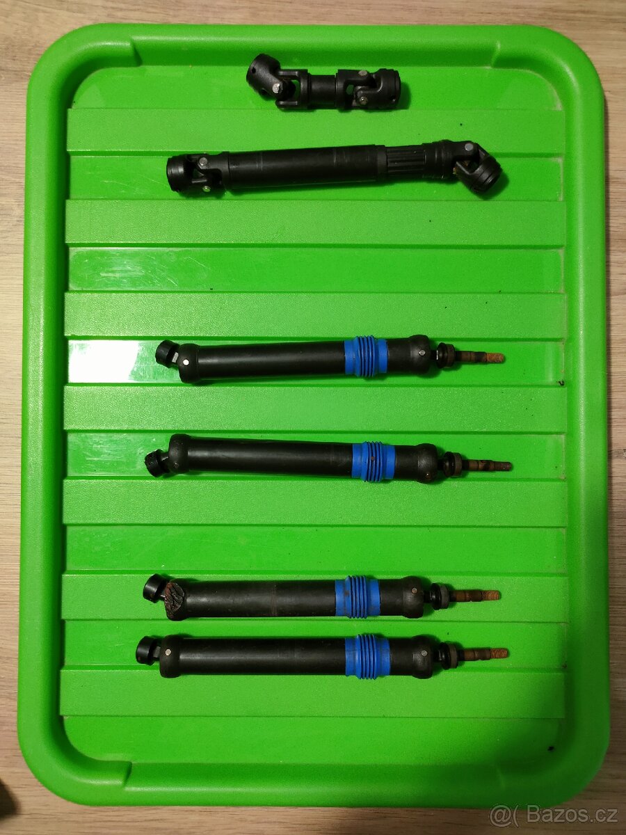 Poloosy a kardany z modelu Traxxas Summit 1/8