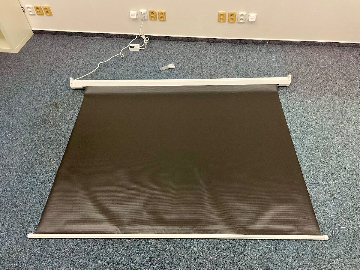 Elektrické projekční plátno s dálkovým ovládáním