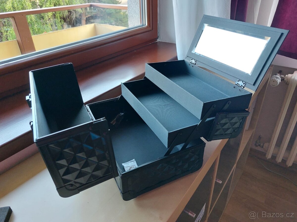 Kosmetický kufřík s výsuvnými šuplíky