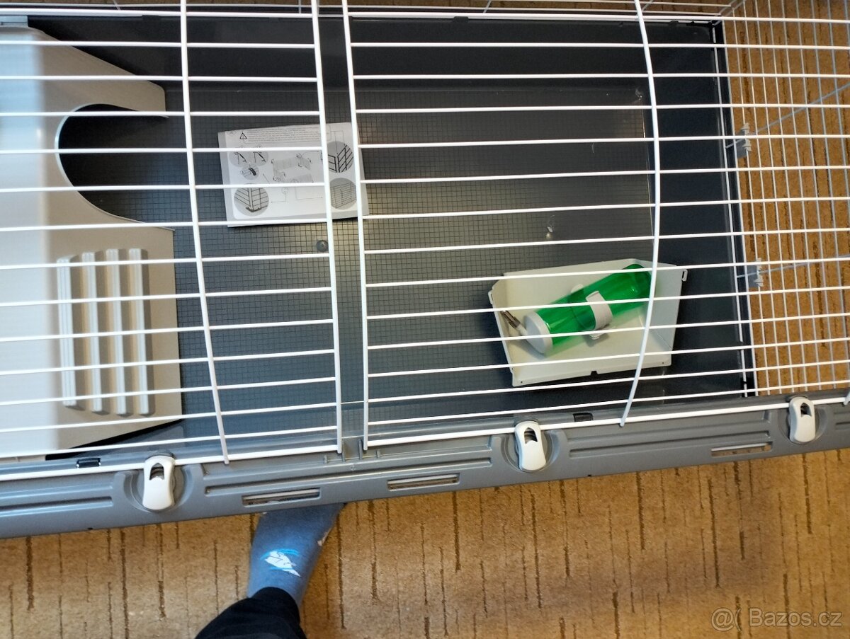 Klec, úplně nová poškozená dopravou