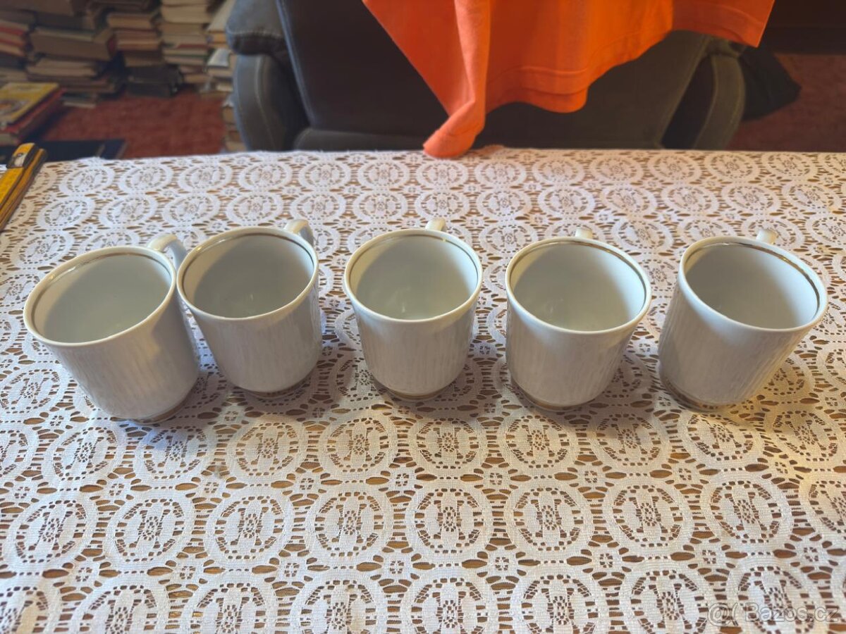 Elegantní porcelánové šálky se zlatým dekorem