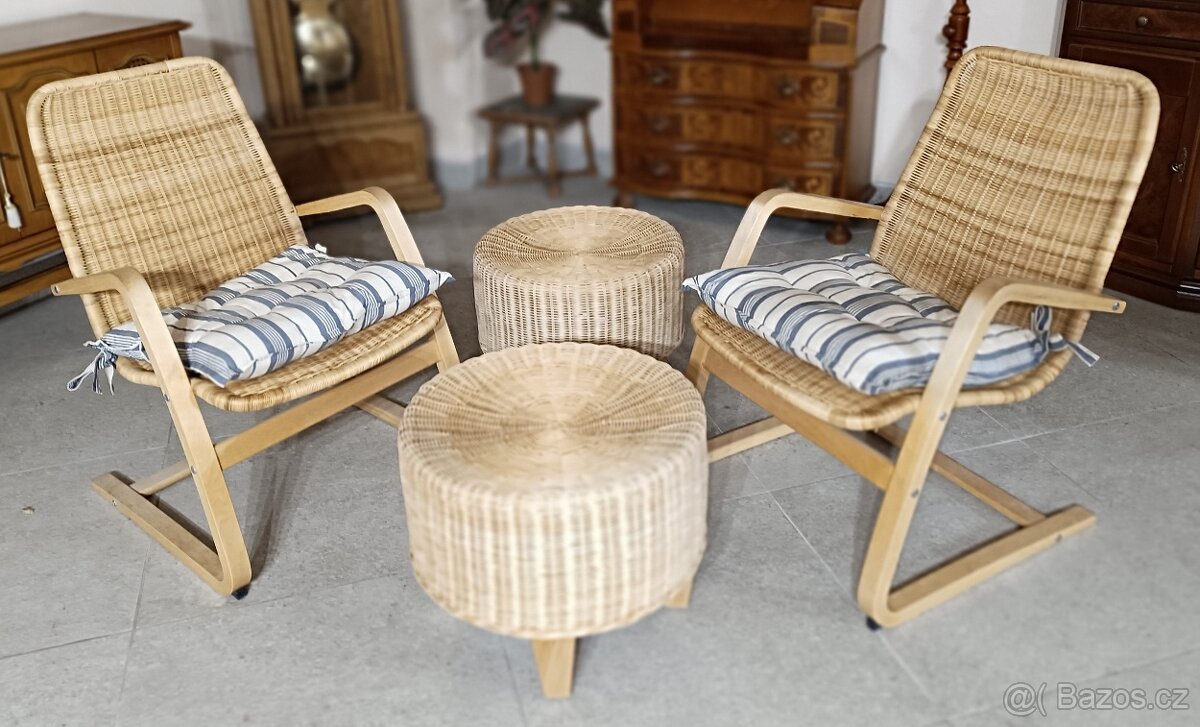 Sada dvou ratanových křesílek a dvou taburetů.