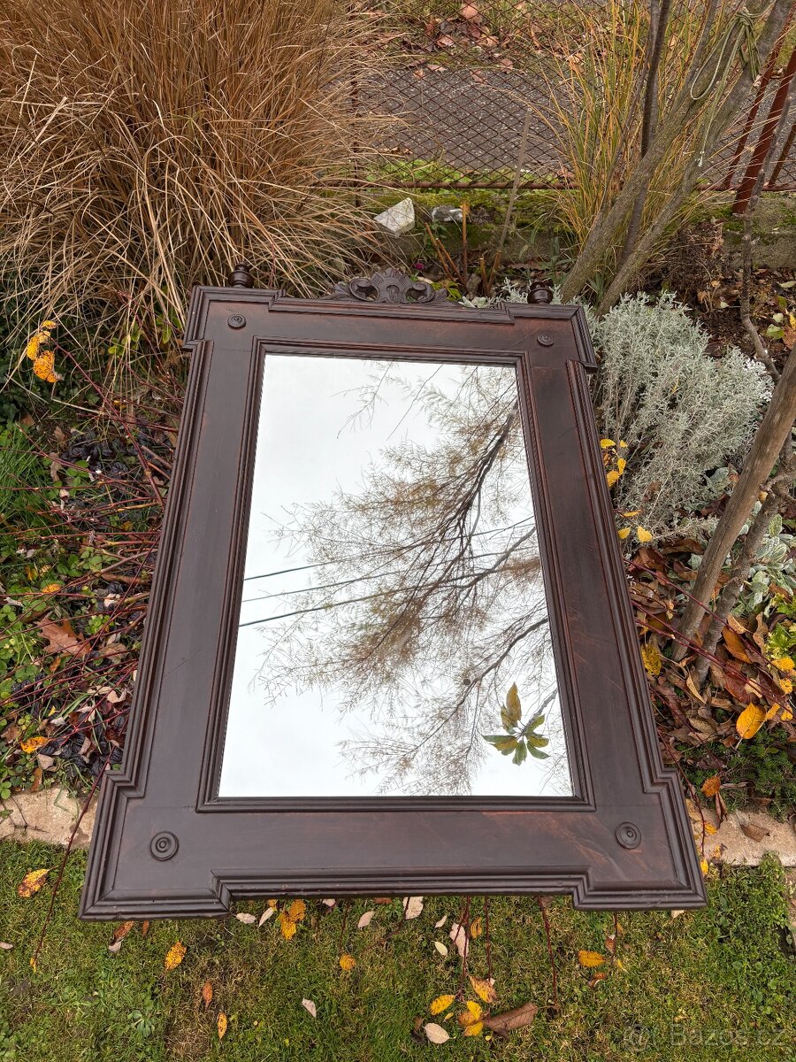 Krásné staré zrcadlo