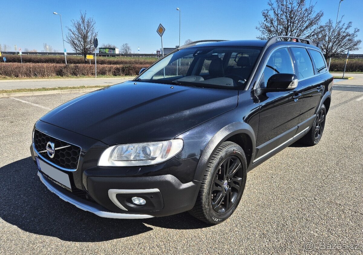 VOLVO XC70 2.4D 133KW 5 VÁLEC 1.MAJITEL-AUTOMAT 4x4 XENON