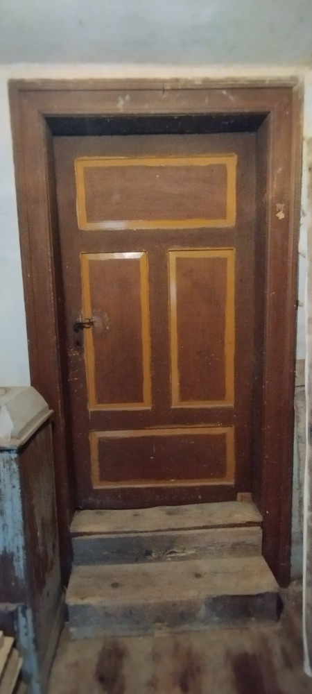 Historické kazetové dveře s původním krabicovým zámkem