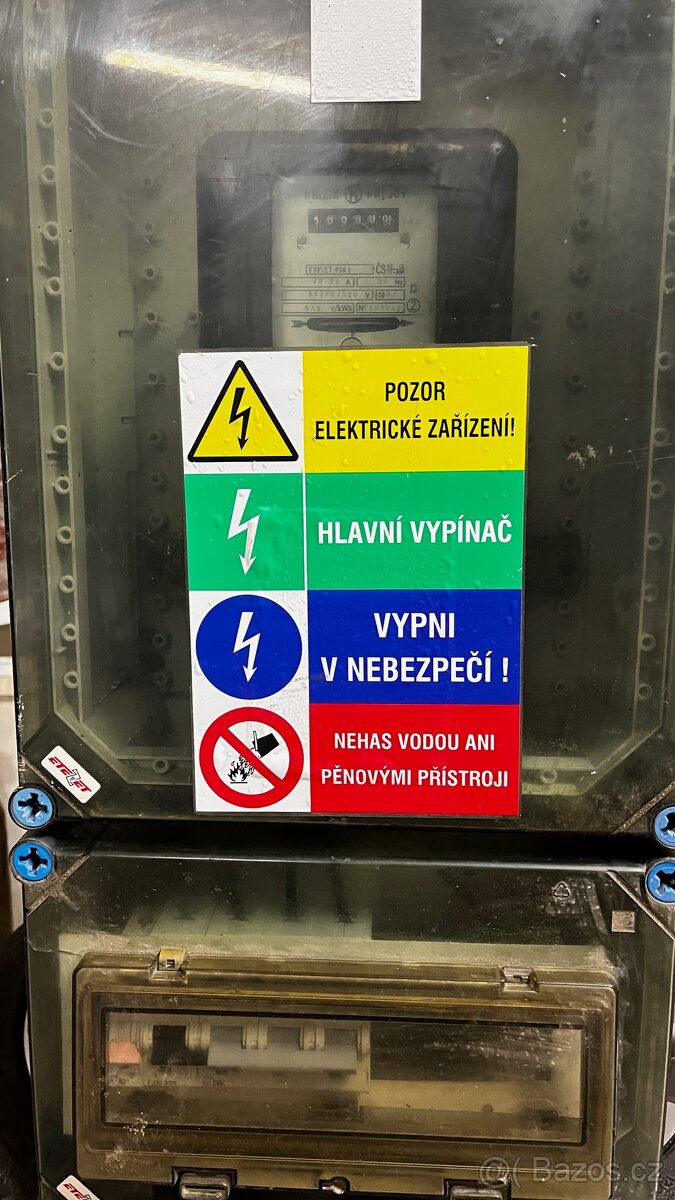 Elektroměrový rozvaděč s hodinami