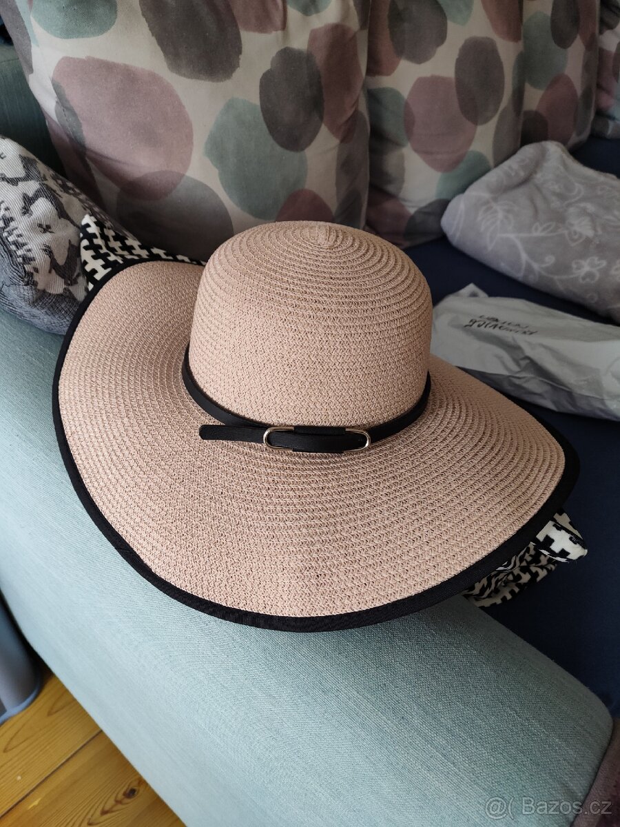 Krásný nový klobouk béžový
