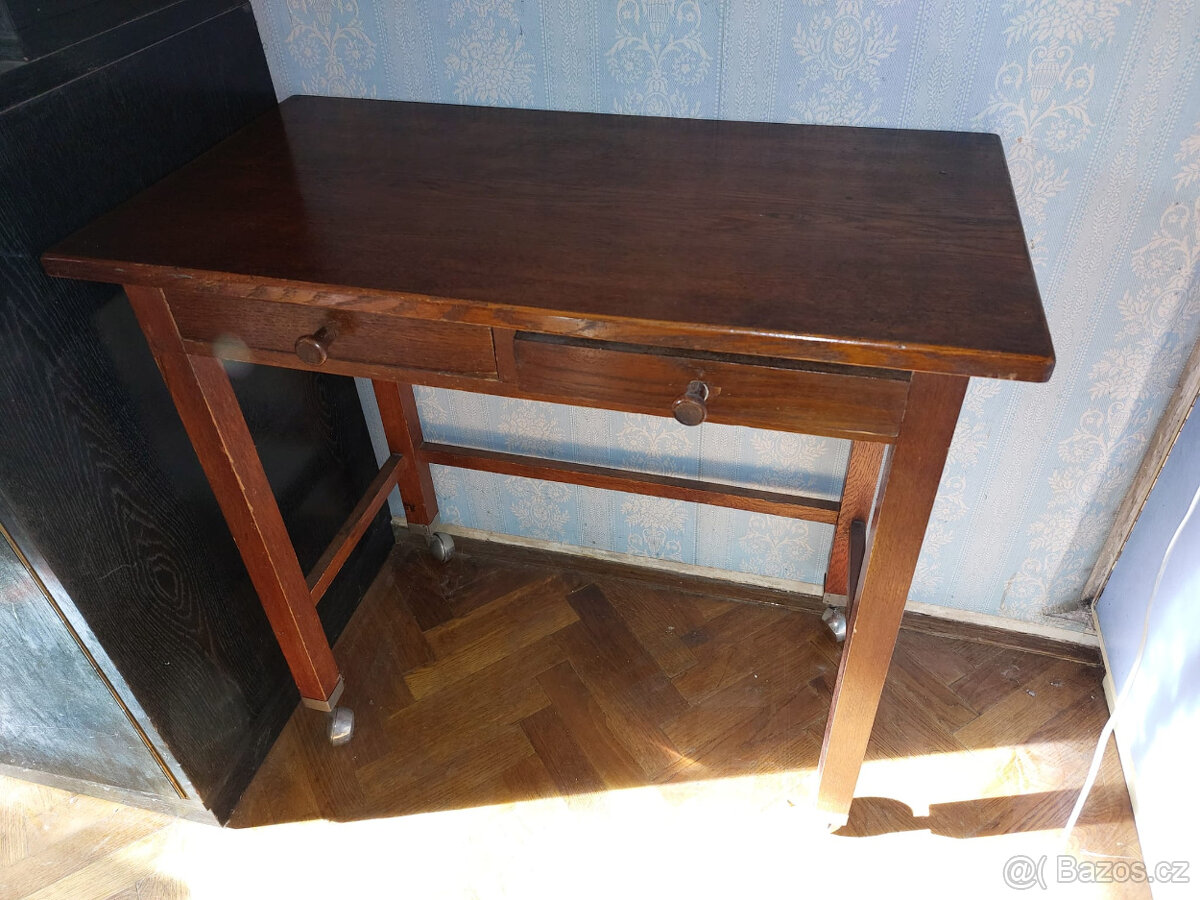 Stoleček se zásuvkami