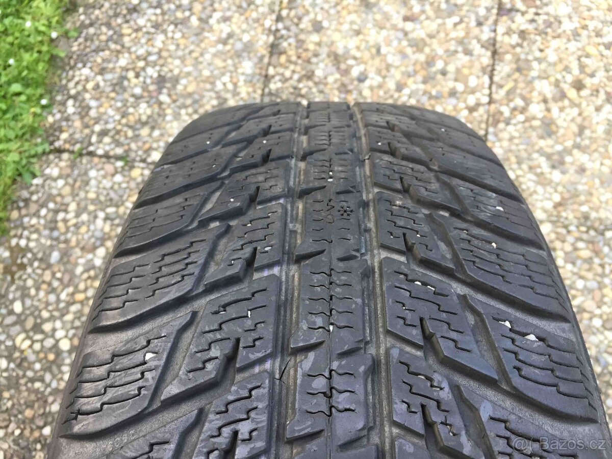 1ks zimní pneu Nokian 5,5mm - 215/65/17 DOT 3518