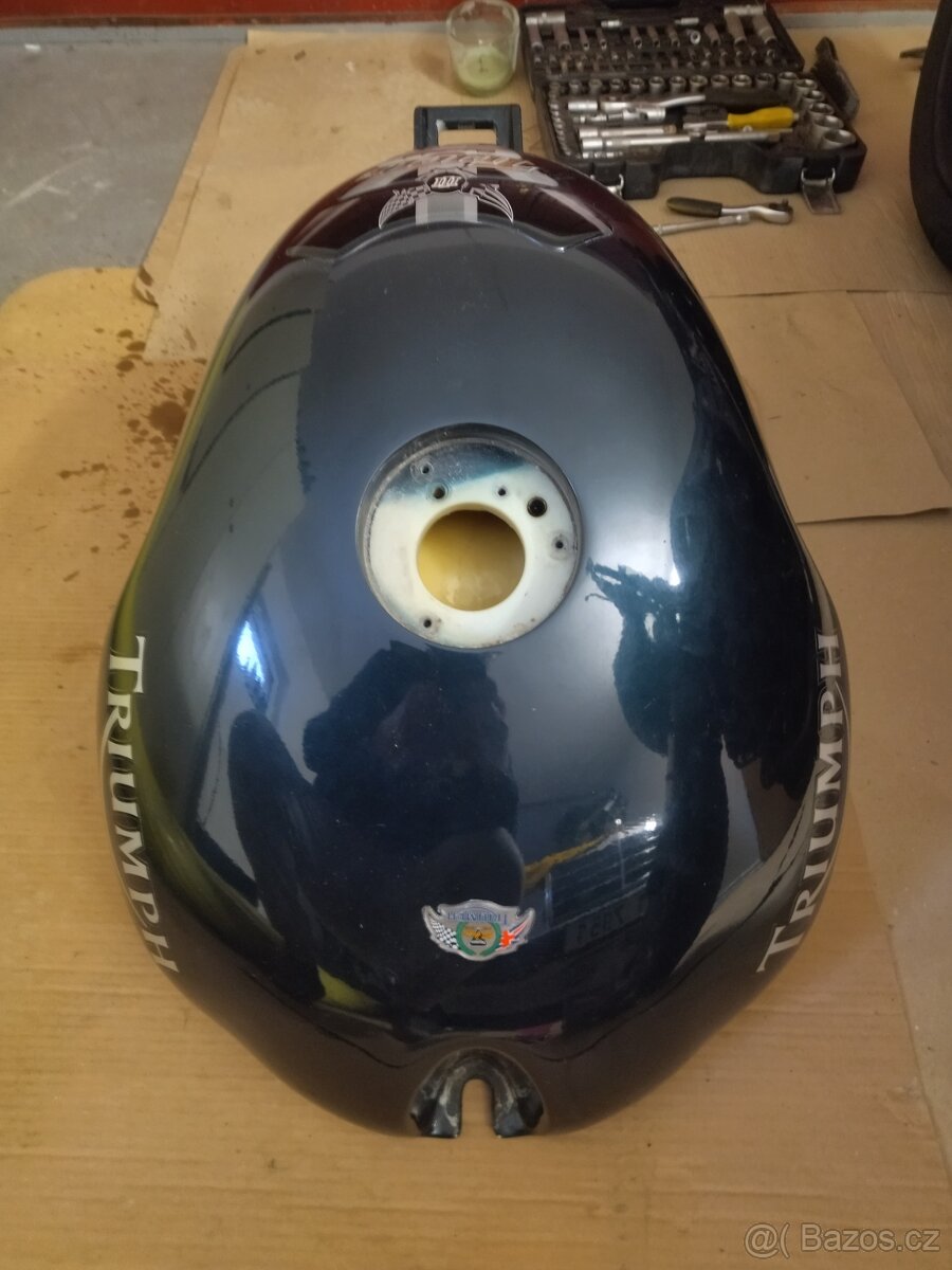 Nádrž Triumph Daytona 955i Cennential