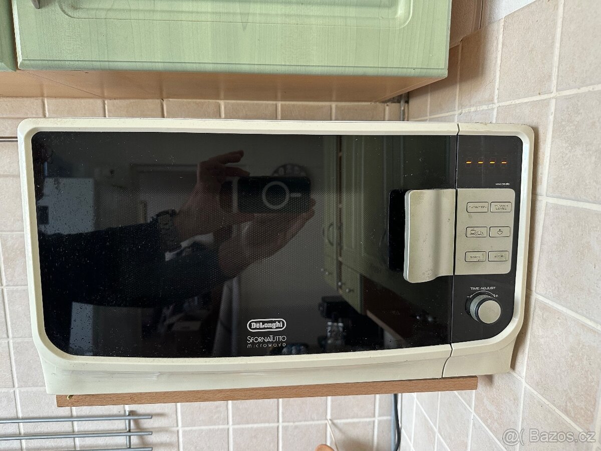 Mikrovlnná troub s 3 funkcemi DeLonghi MW 20 1050 W