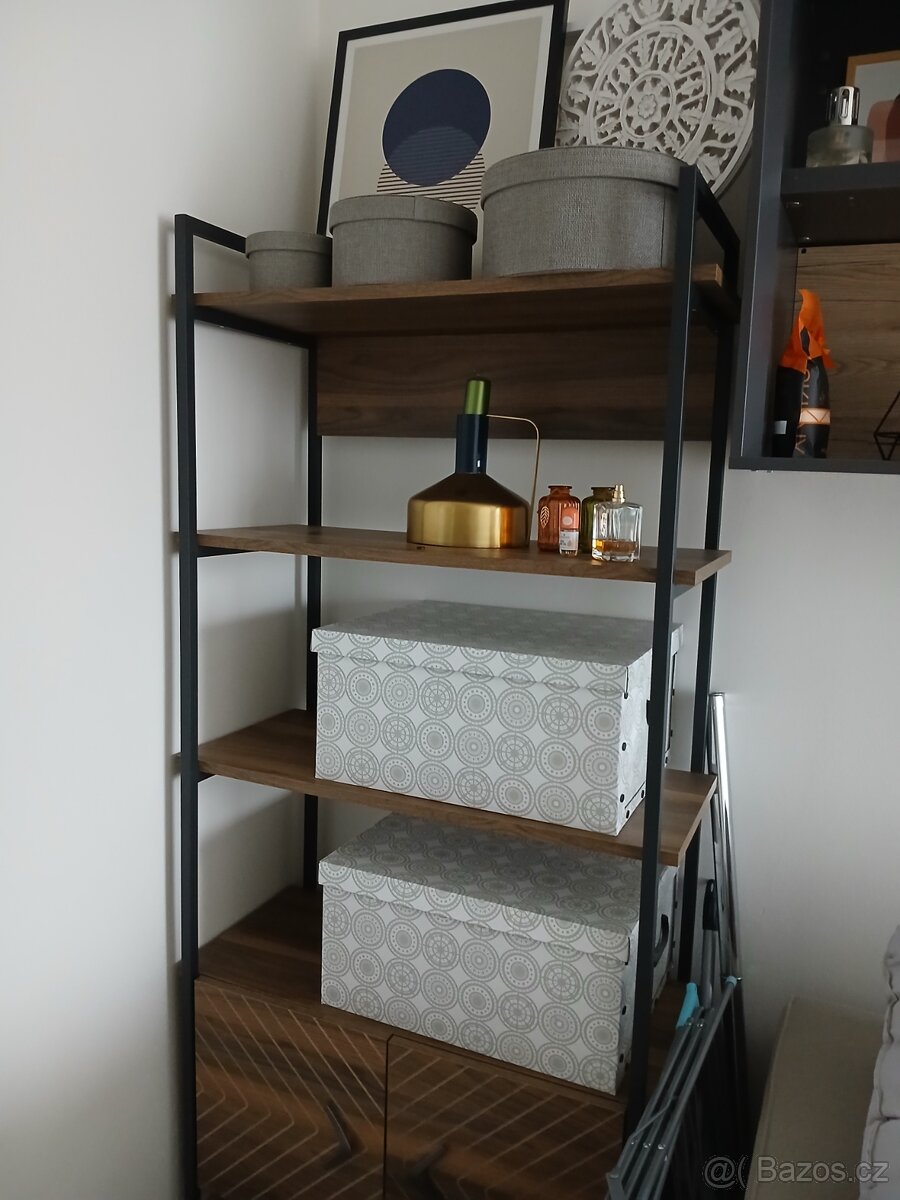 Skříňka s regály