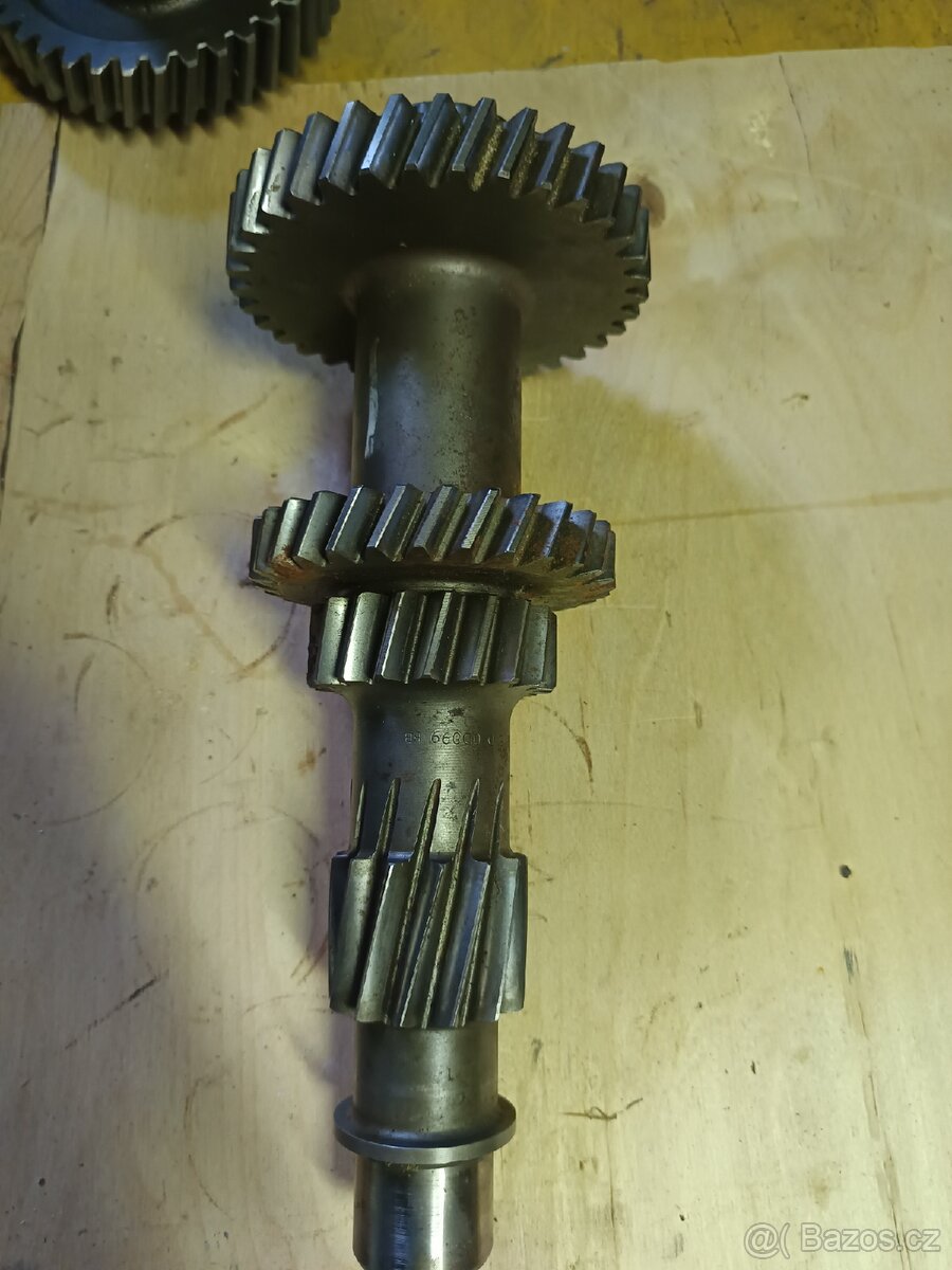 Manitou předlohový hřídel převodovky Dana