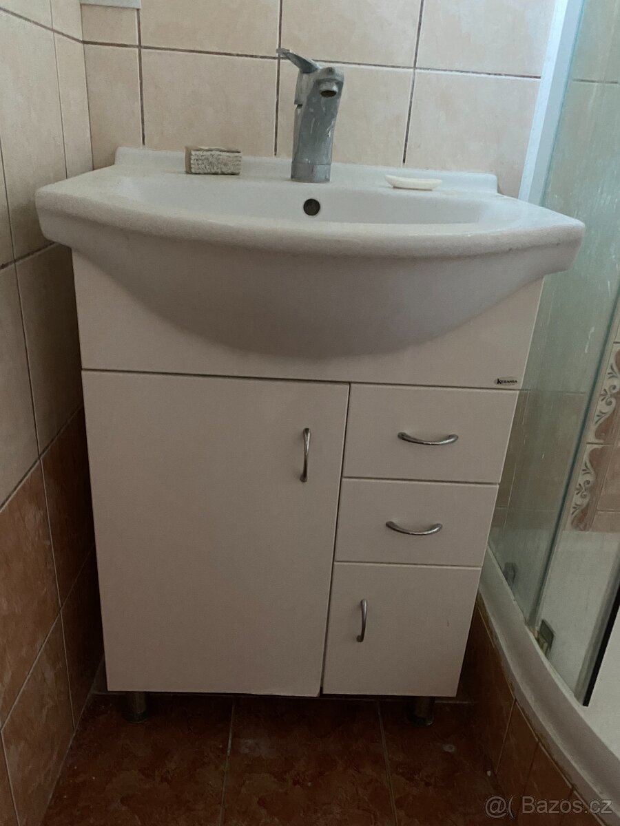 Koupelnová skříňka s umyvadlem a baterií