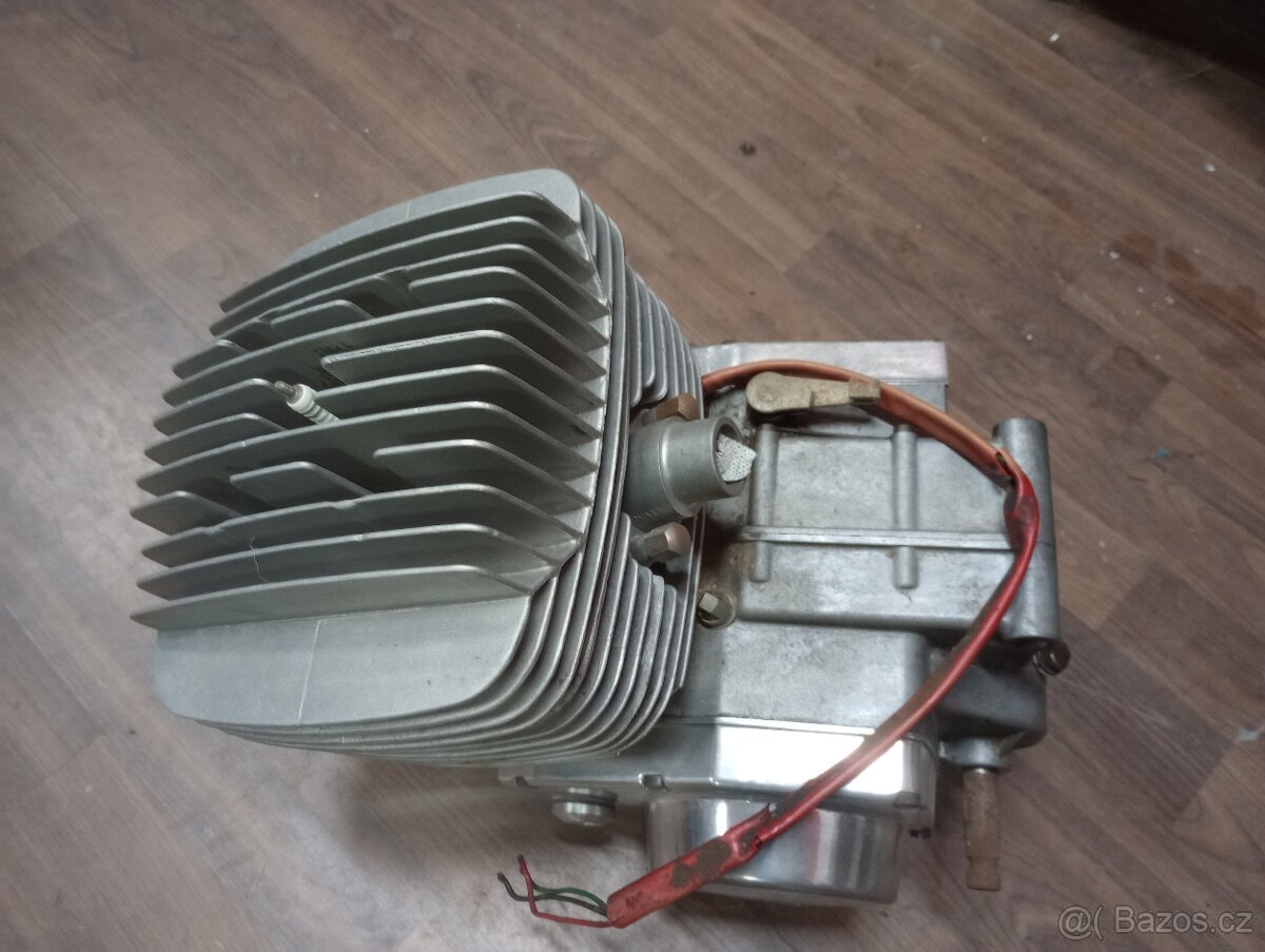 Závodní motor