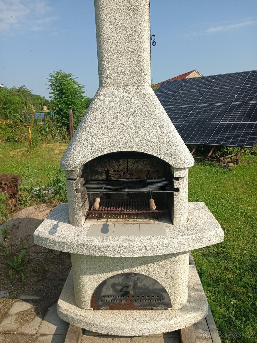 Zahradní krb s udírnou