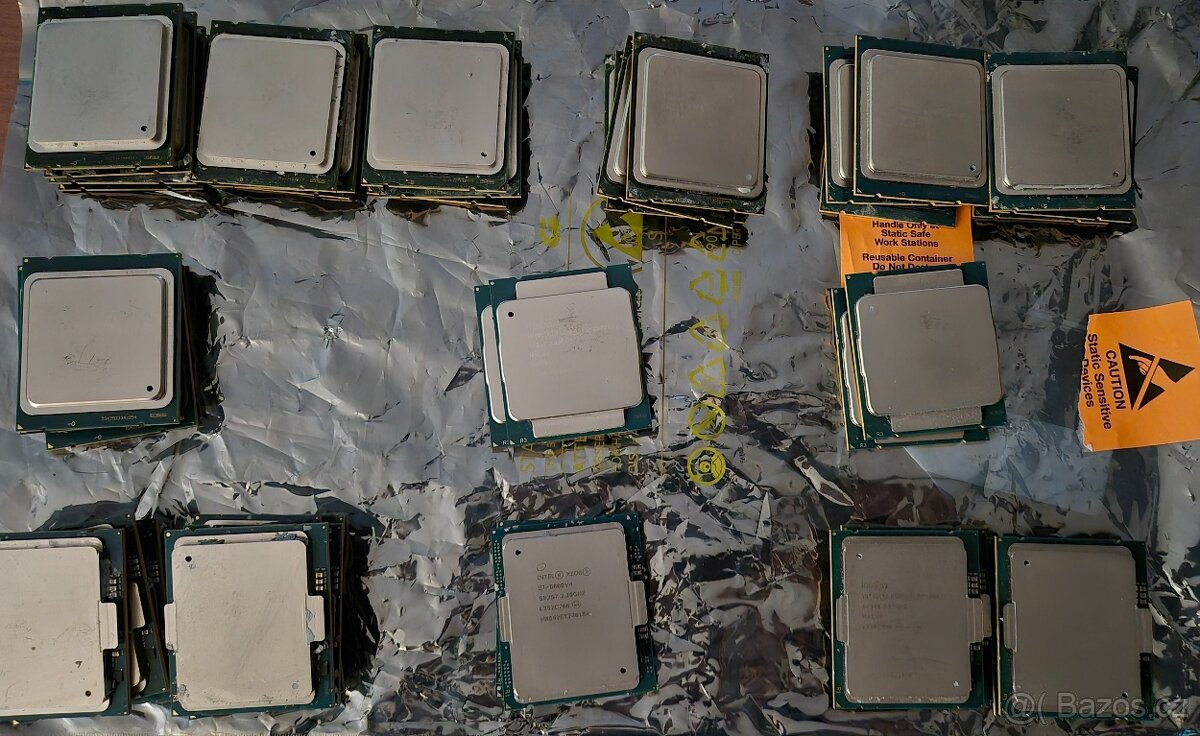 Starší serverové procesory CPU Intel Xeon E5, E7 - 26ks