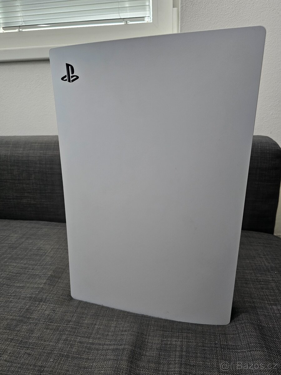 PS 5 + 2 ovladače a bedrtové nabíjení