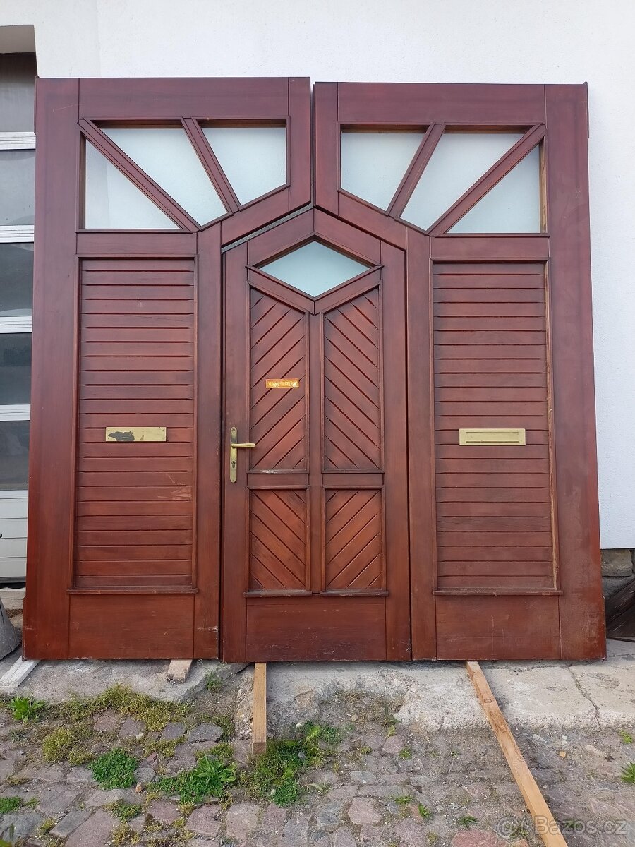 Masivní dubová vrata