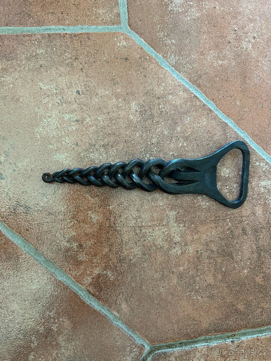 Ručně kovaný otvírák lahví