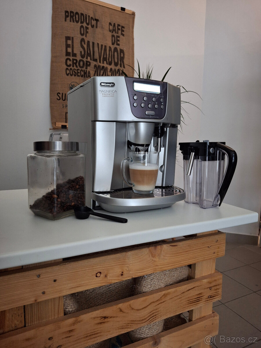 Automatický kávovar Delonghi na zrnkovou kávu