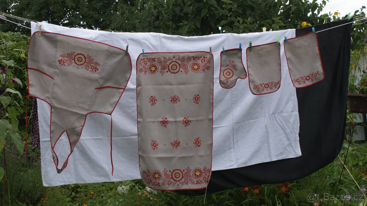 Kuchyňská souprava vyšívaná