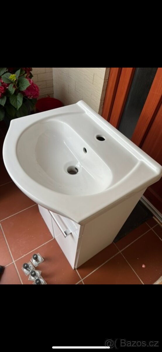 Koupelnová skříňka s umyvadlem