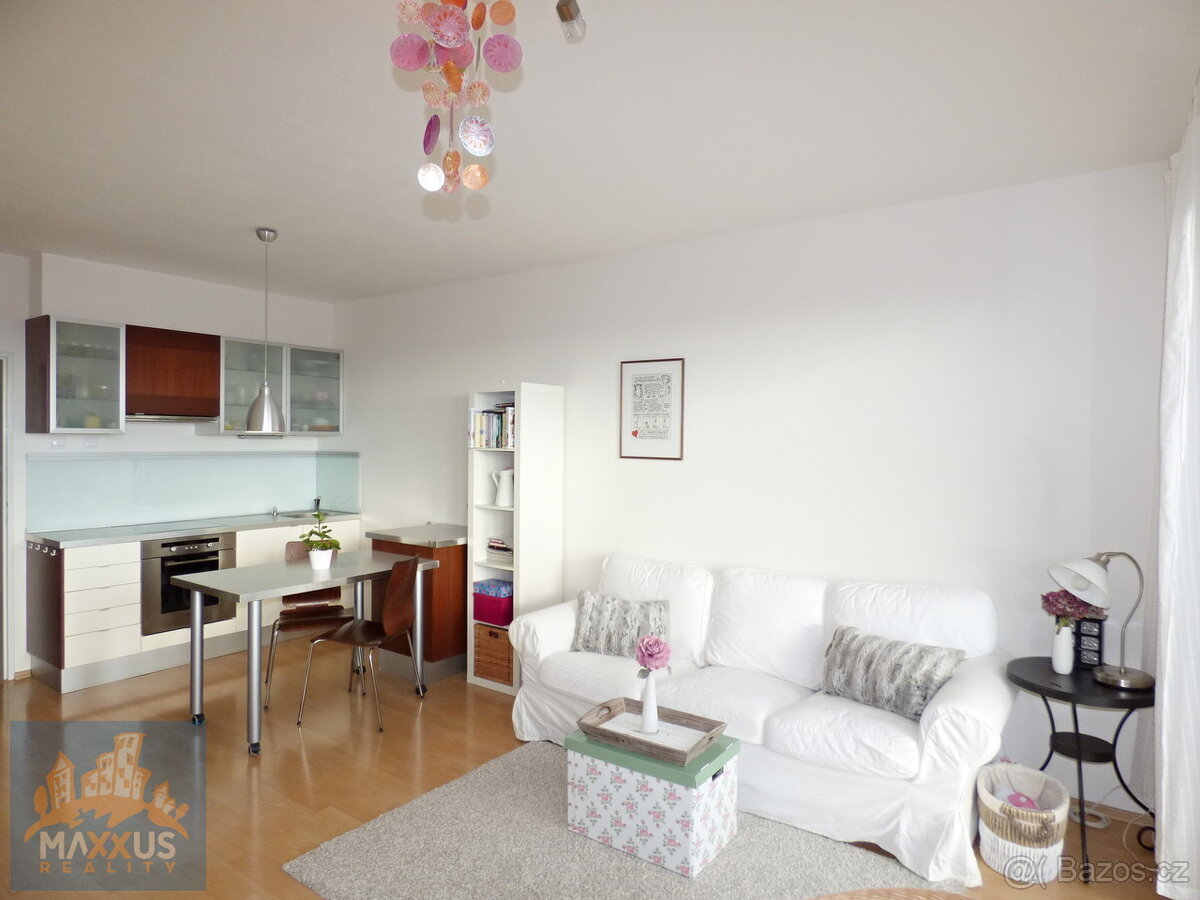 Prodej světlého bytu 1+kk/B (38 m2), Praha 8 -Troja, Hnězden