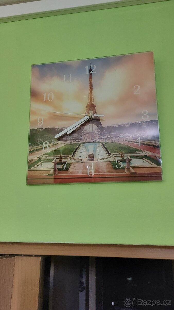 Nástěnné hodiny na skle