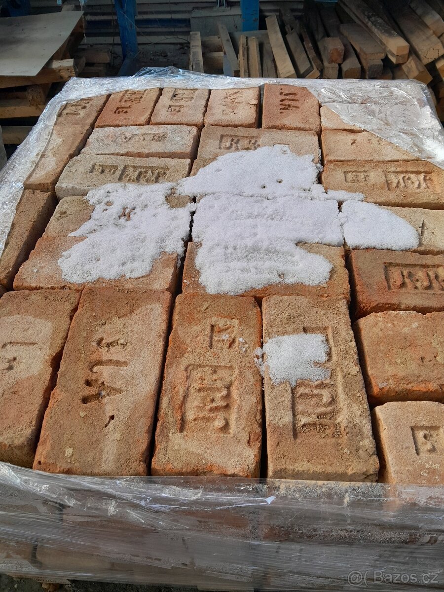 Staré cihle se znaky