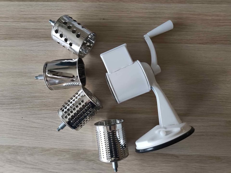 Prodám mlýnek/struhadlo na zeleninu/ořechy/strouhanku