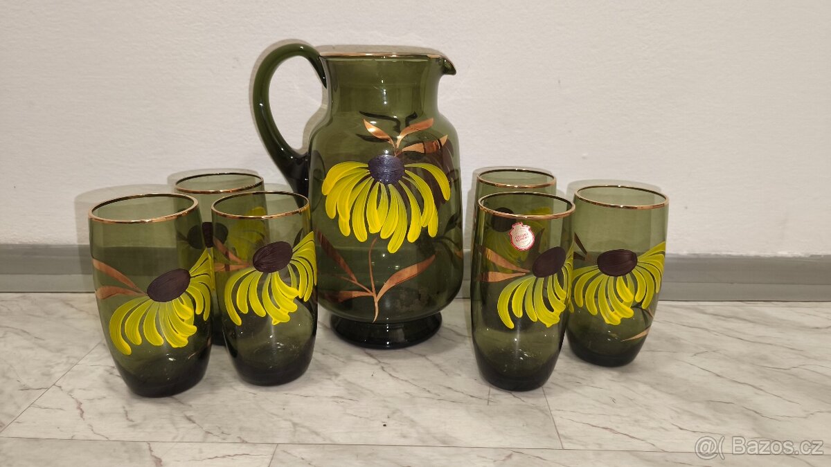 krásný skleněný džbán se skleničkami