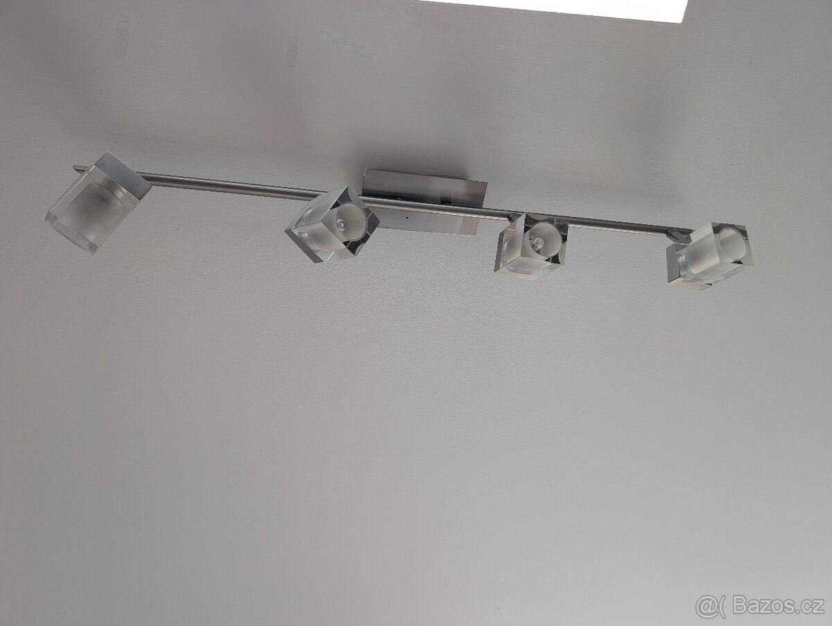 Stropní osvětlení s bodovkami, chrom a sklo