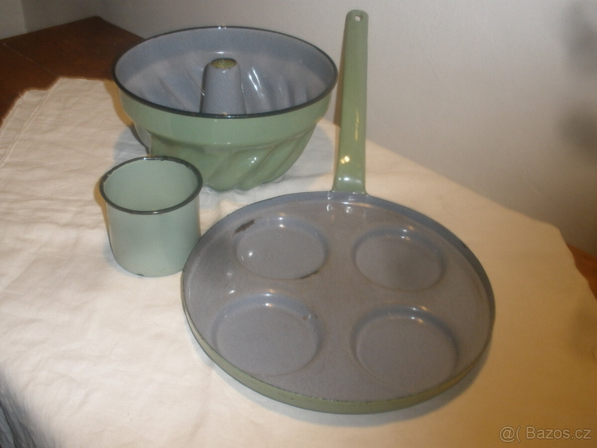 Staré zelené smalt nádobí